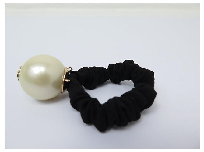 NEUES HAARZUBEHÖR CHANEL CHOUCHOU PERLE LOGO CC ELASTISCHES HAARGUMMI Schwarz - Ansicht 2