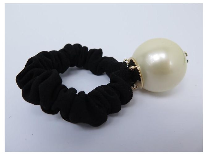 NEUES HAARZUBEHÖR CHANEL CHOUCHOU PERLE LOGO CC ELASTISCHES HAARGUMMI Schwarz - Ansicht 4