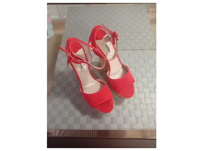 Zapatos de tacón Miu Miu de gamuza roja con plataforma y correas - vista 2