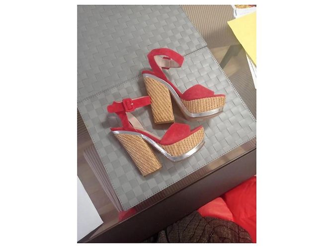 Zapatos de tacón Miu Miu de gamuza roja con plataforma y correas - vista 3