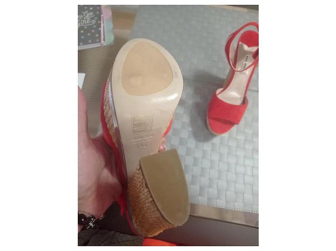 Zapatos de tacón Miu Miu de gamuza roja con plataforma y correas - vista 4