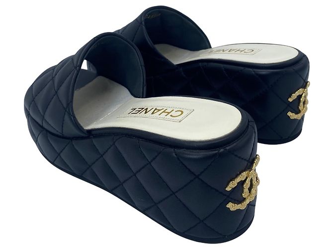Chanel 24P Sandali Mule a Piattaforma in Pelle Trapuntata Nera EU 40C Nero Gold hardware - vista 4