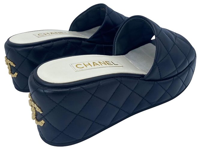 Chanel 24P Sandali Mule a Piattaforma in Pelle Trapuntata Nera EU 40C Nero Gold hardware - vista 5