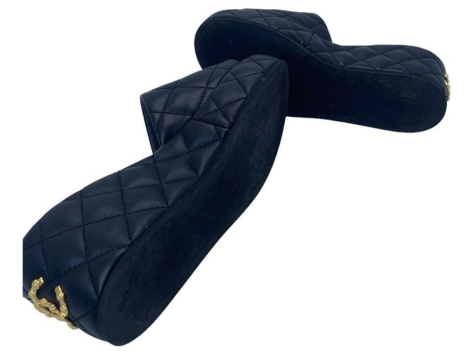 Chanel 24P Sandali Mule a Piattaforma in Pelle Trapuntata Nera EU 40C Nero Gold hardware - vista 8