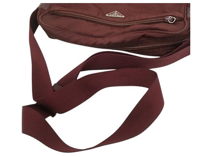 Borsa a tracolla incrociata con logo Prada rosso bordeaux - vista 3