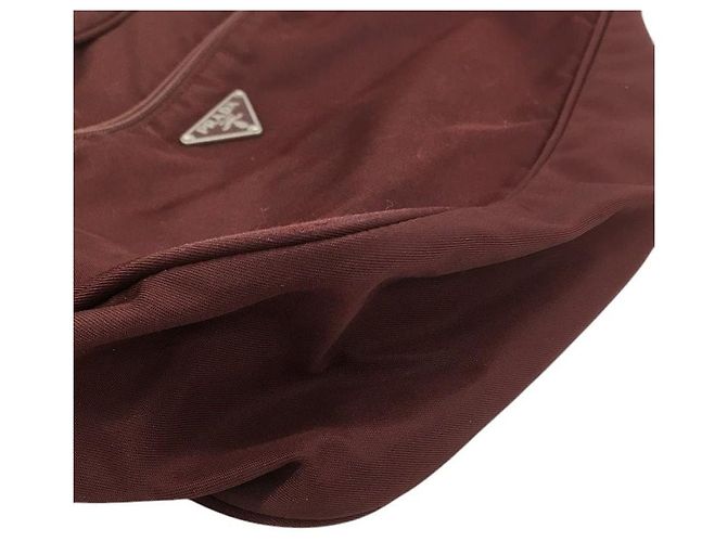 Borsa a tracolla incrociata con logo Prada rosso bordeaux - vista 4