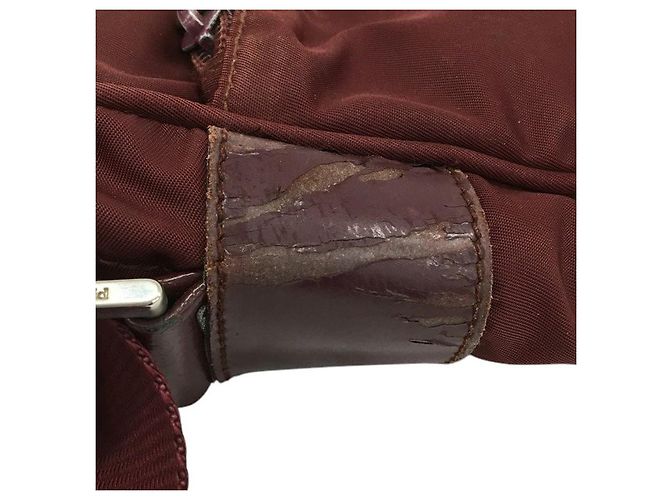Borsa a tracolla incrociata con logo Prada rosso bordeaux - vista 9