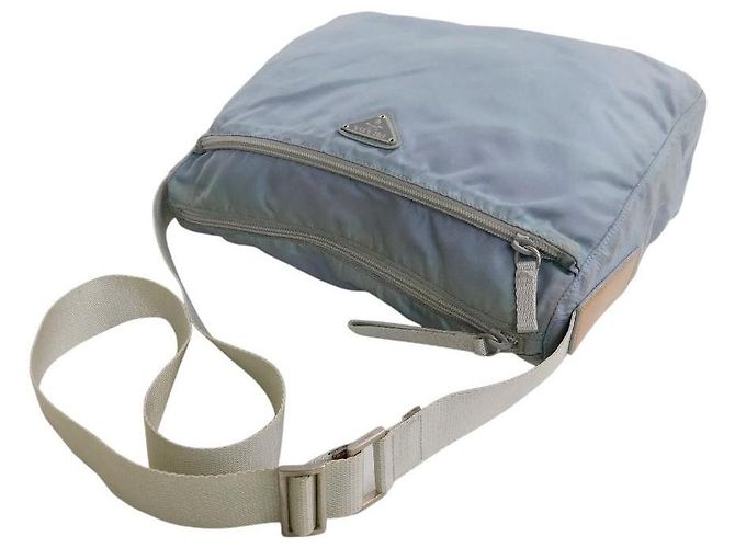 Borsa a tracolla incrociata in nylon blu ghiaccio di Prada Sport con logo - vista 4