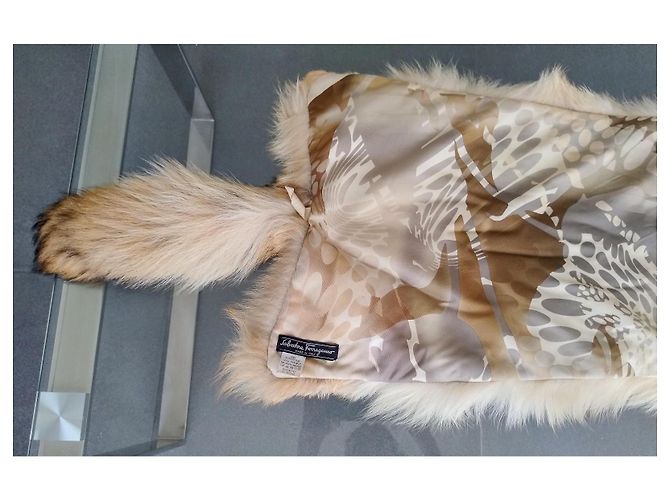Stola Salvatore Ferragamo in pelliccia di Coyote Beige - vista 10