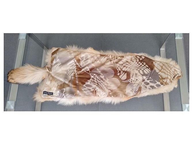 Stola Salvatore Ferragamo in pelliccia di Coyote Beige - vista 9