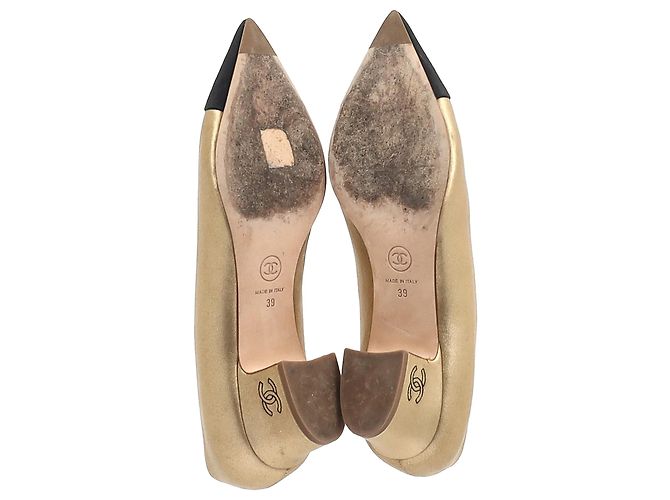 Timeless Pumps Punta CC Chanel in Pelle Dorata D'oro - vista 3