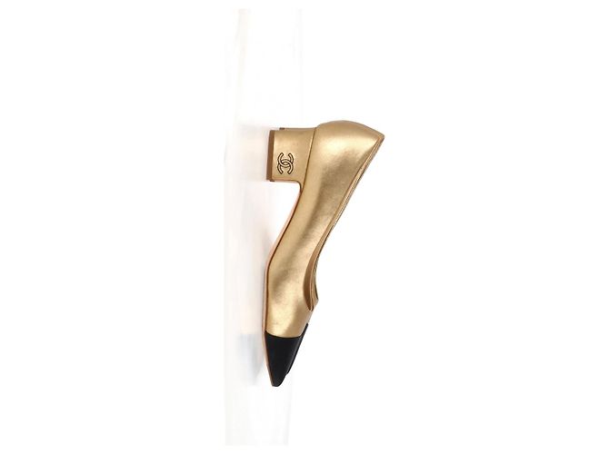 Timeless Pumps Punta CC Chanel in Pelle Dorata D'oro - vista 4