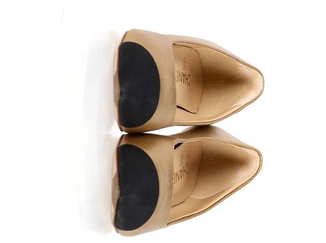 Timeless Pumps Punta CC Chanel in Pelle Dorata D'oro - vista 5