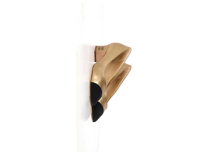 Timeless Pumps Punta CC Chanel in Pelle Dorata D'oro - vista 7