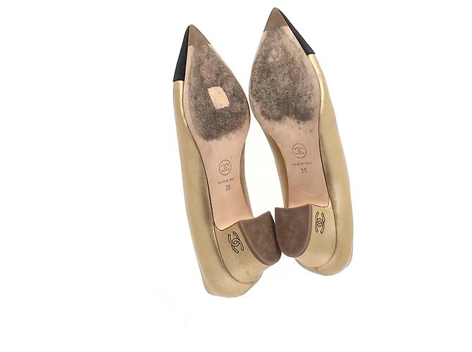 Timeless Pumps Punta CC Chanel in Pelle Dorata D'oro - vista 9
