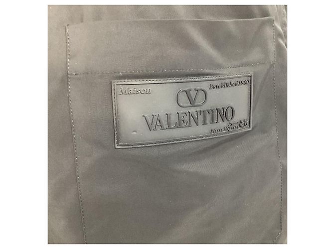 Bermuda aus schwarzem Polyester mit Valentino Garavani Logo-Patch - Ansicht 2