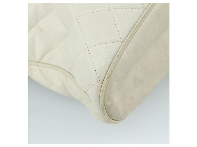 CHANEL Bolsa de Ombro Matelassé de Couro Branco Dourado CC Auth bs20903 - vista 11