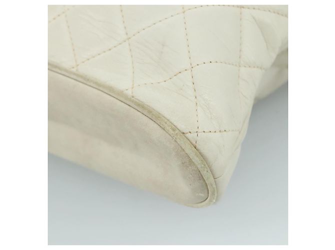 CHANEL Bolsa de Ombro Matelassé de Couro Branco Dourado CC Auth bs20903 - vista 12