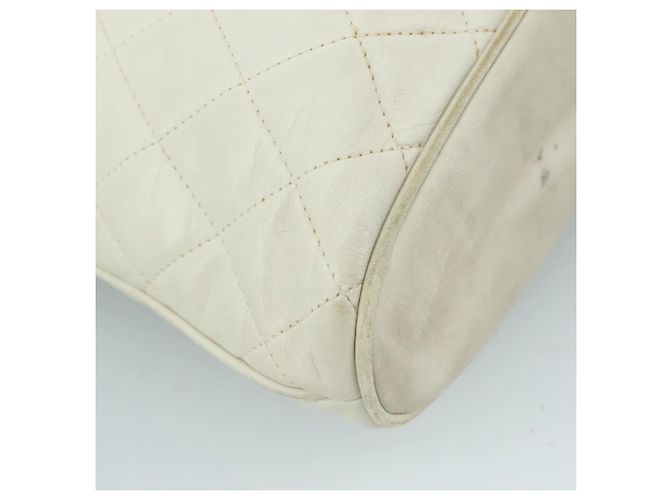 CHANEL Bolsa de Ombro Matelassé de Couro Branco Dourado CC Auth bs20903 - vista 13