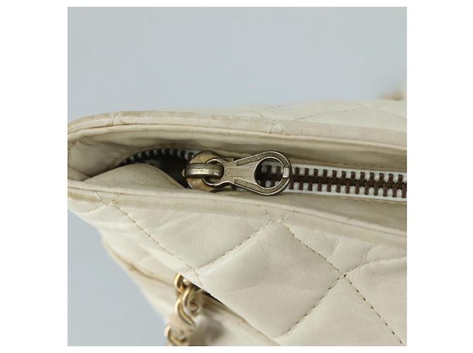 CHANEL Bolsa de Ombro Matelassé de Couro Branco Dourado CC Auth bs20903 - vista 14