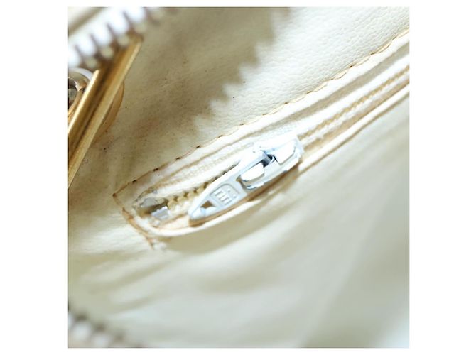 CHANEL Bolsa de Ombro Matelassé de Couro Branco Dourado CC Auth bs20903 - vista 20