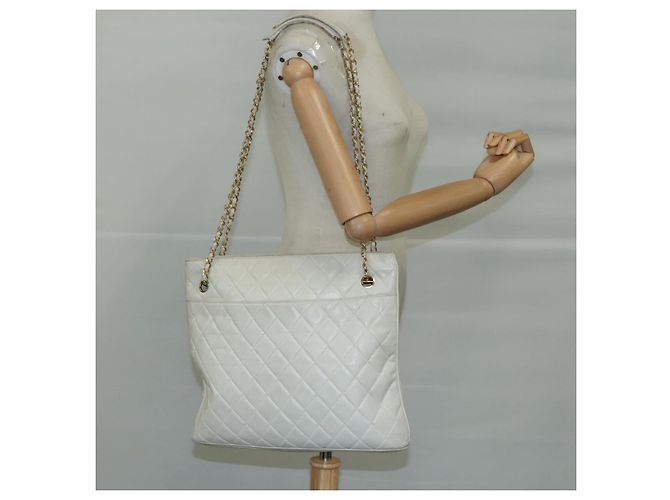 CHANEL Bolsa de Ombro Matelassé de Couro Branco Dourado CC Auth bs20903 - vista 26
