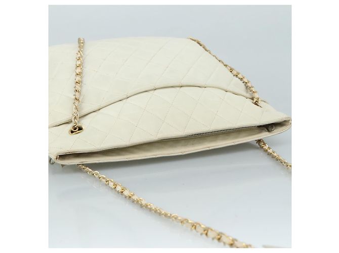 CHANEL Bolsa de Ombro Matelassé de Couro Branco Dourado CC Auth bs20903 - vista 6