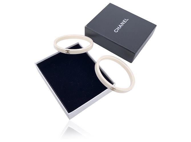 Timeless Chanel Set vintage di 2 bracciali a bangle in resina bianca con logo CC Bianco - vista 2