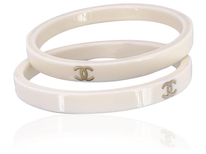 Timeless Chanel Set vintage di 2 bracciali a bangle in resina bianca con logo CC Bianco - vista 3