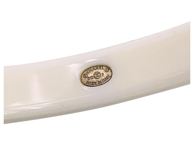 Timeless Chanel Set vintage di 2 bracciali a bangle in resina bianca con logo CC Bianco - vista 4