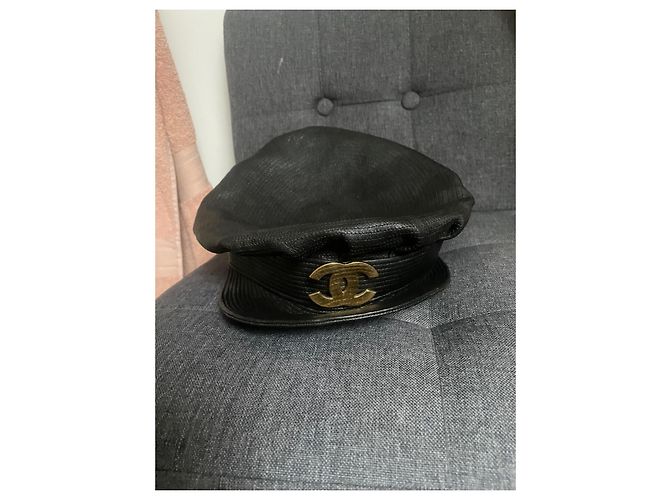 Cappello Chanel in pelle nera con logo CC dorato Nero - vista 2