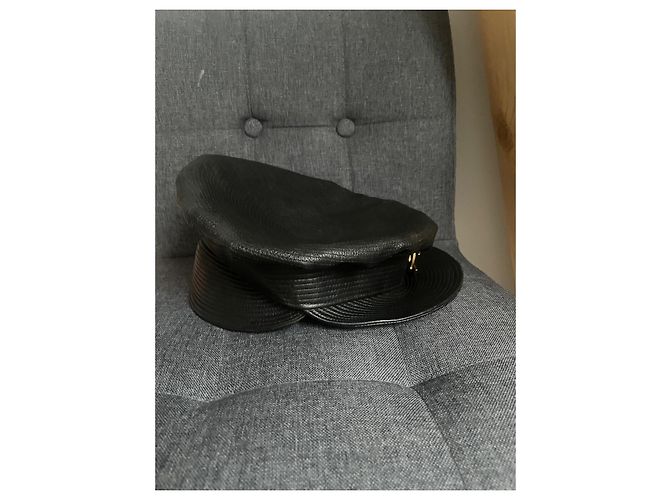 Cappello Chanel in pelle nera con logo CC dorato Nero - vista 3