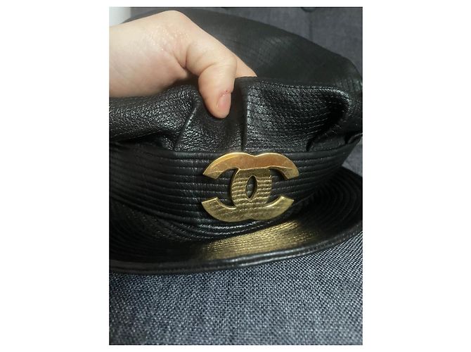 Cappello Chanel in pelle nera con logo CC dorato Nero - vista 4
