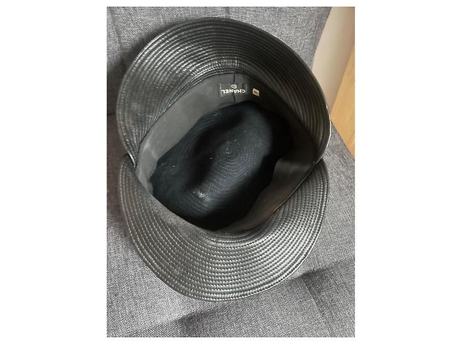 Cappello Chanel in pelle nera con logo CC dorato Nero - vista 5