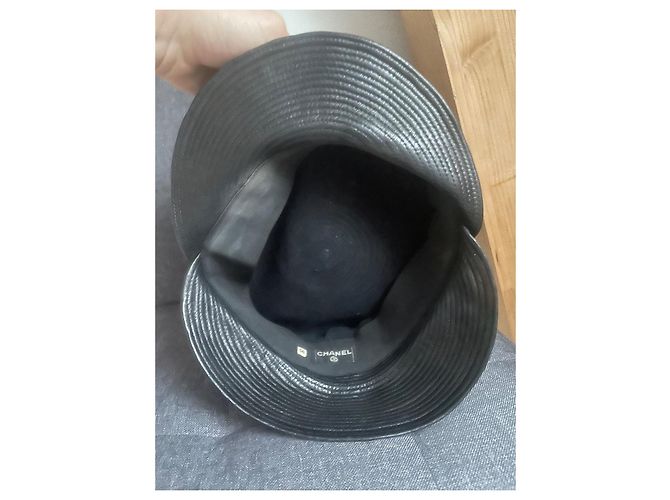 Cappello Chanel in pelle nera con logo CC dorato Nero - vista 7