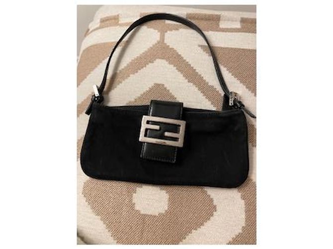 Baguette Fendi Classica batuette vintage nera tinta unita. - vista 4