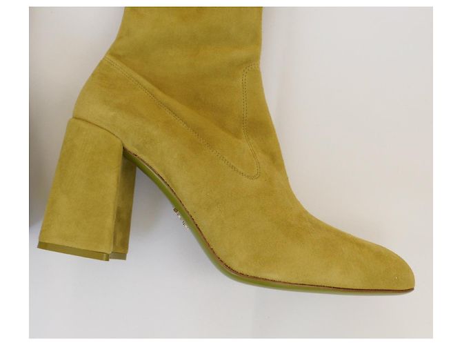 Stivali in suede chartreuse sopra il ginocchio Prada Autunno 2015 Azzurro chiaro Verde Giallo - vista 3