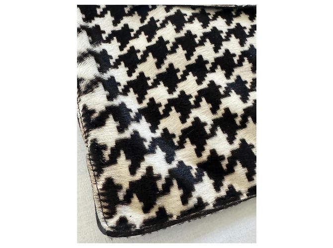 Mika Sarolea Clutch de pelo de pony blanco y negro con estampado de pata de gallo Multicolor - vista 5