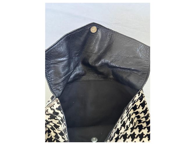 Mika Sarolea Clutch de pelo de pony blanco y negro con estampado de pata de gallo Multicolor - vista 9