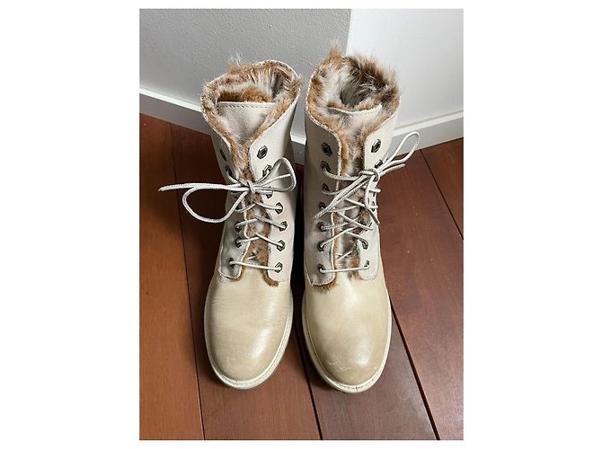 Stivaletti Timberland Beige in Pelle e Pelliccia Bianco sporco - vista 5