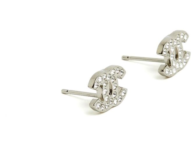 Chanel 2024 Pendientes de Micro Cristales de Rhinestone CC Plateados Plata - vista 2