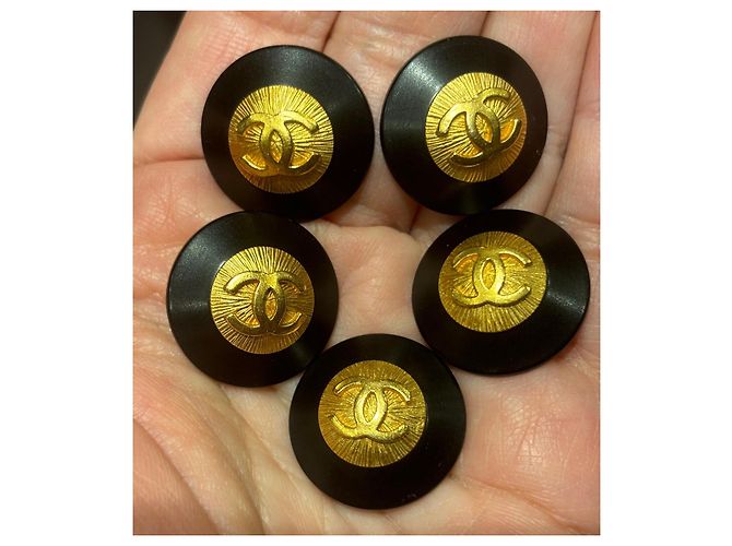 Set di 5 bottoni vintage Chanel rari in nero e oro, 22 mm D'oro - vista 2