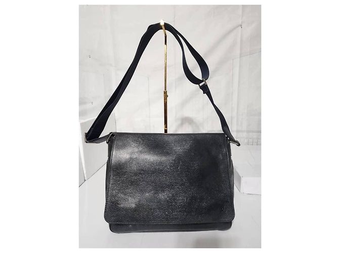 Borsa messenger/crossbody Louis Vuitton Taiga Viktor blu navy profondo - vista 4