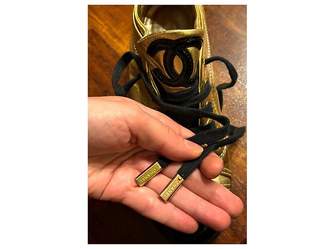 Vintage Chanel Gold/Schwarze Lack- und Leder-Sneaker mit Kappe, 37,5 - Ansicht 14