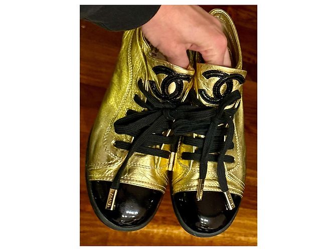 Vintage Chanel Gold/Schwarze Lack- und Leder-Sneaker mit Kappe, 37,5 - Ansicht 16