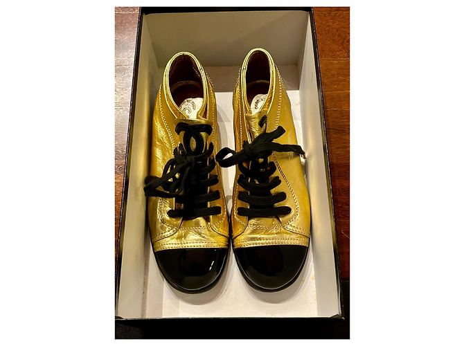 Vintage Chanel Gold/Schwarze Lack- und Leder-Sneaker mit Kappe, 37,5 - Ansicht 18