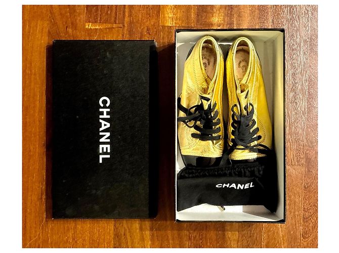 Vintage Chanel Gold/Schwarze Lack- und Leder-Sneaker mit Kappe, 37,5 - Ansicht 19