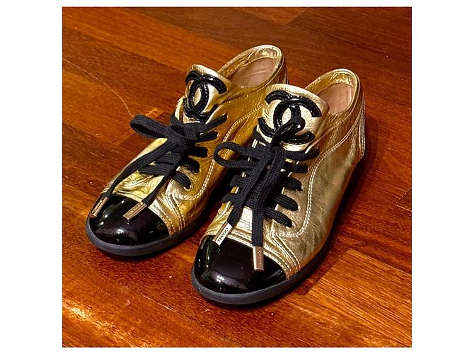 Vintage Chanel Gold/Schwarze Lack- und Leder-Sneaker mit Kappe, 37,5 - Ansicht 2