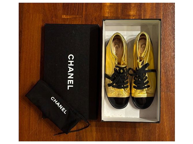 Vintage Chanel Gold/Schwarze Lack- und Leder-Sneaker mit Kappe, 37,5 - Ansicht 20
