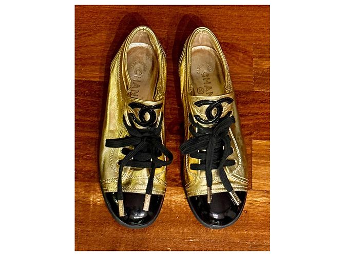 Vintage Chanel Gold/Schwarze Lack- und Leder-Sneaker mit Kappe, 37,5 - Ansicht 3